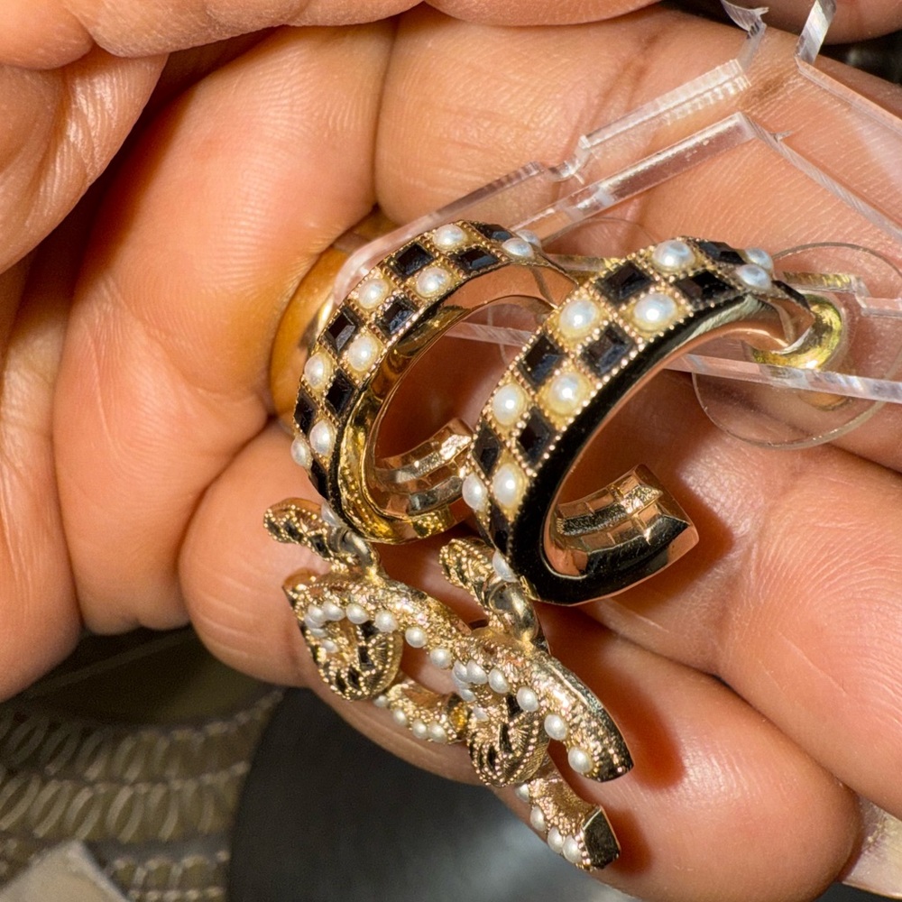💯AUTH. CHANEL A21 Pearl/Black Crystal Checkered Gold Hoop Earrings w/CC Logo - Picture 8 of 15